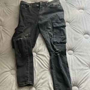 Boohooman pant. Medium size. Color black ripped. With pockets on the side.